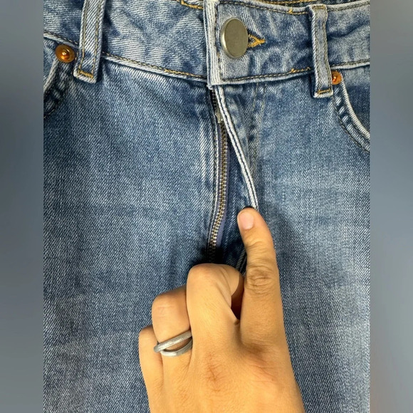 ASOS High Waisted Medium Wash Cropped Mom Jeans Size 28 / 6 - Picture 4 of 8